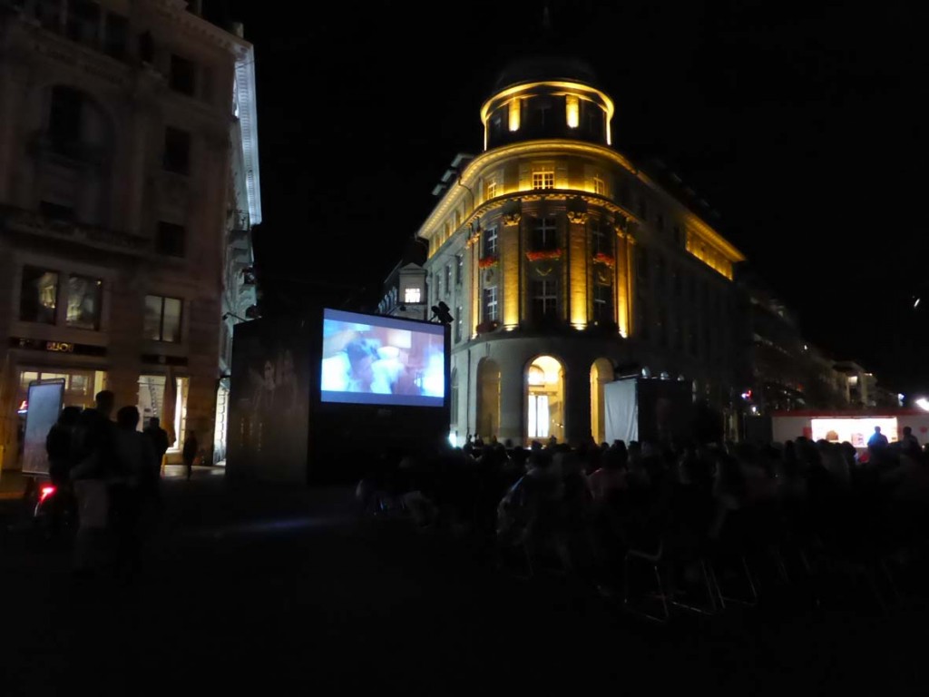 Le public était au rendez-vous pour le film « les petits mouchoirs » sur la place centrale