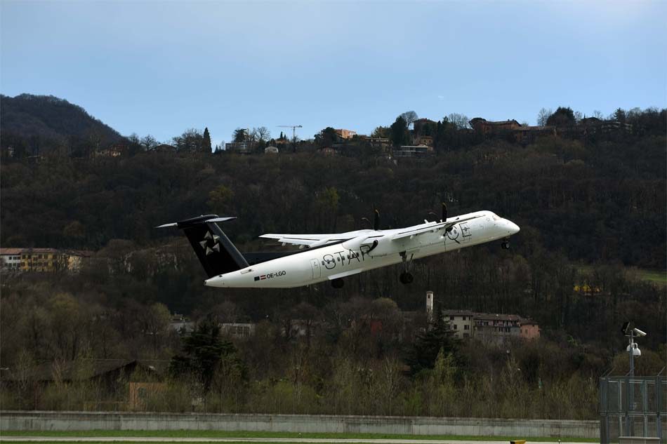 Photos Avion Dash 8-Q400 : opéré par la société sœur de SWISS, Austrian Airlines, un partenaire au sein du groupe Lufthansa