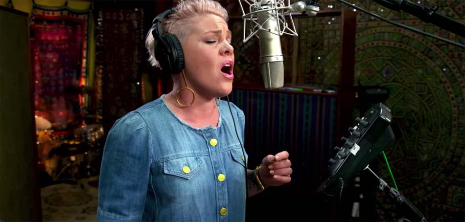 P!nk en studio pour Alice : de l'autre côté du miroir