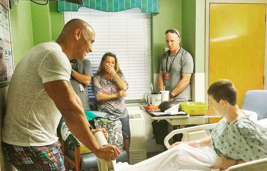 dwayne johnson rend visite a Christopher