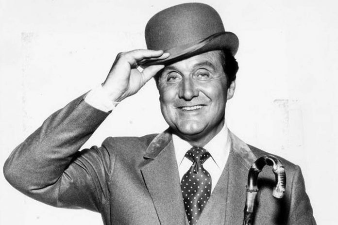 John Steed « Chapeau melon et bottes de cuir »