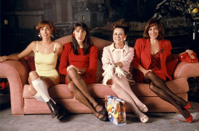 femmes au bord de la crise de nerfs-1