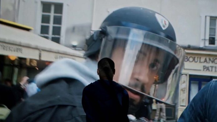 Un Pays qui se tient sage
